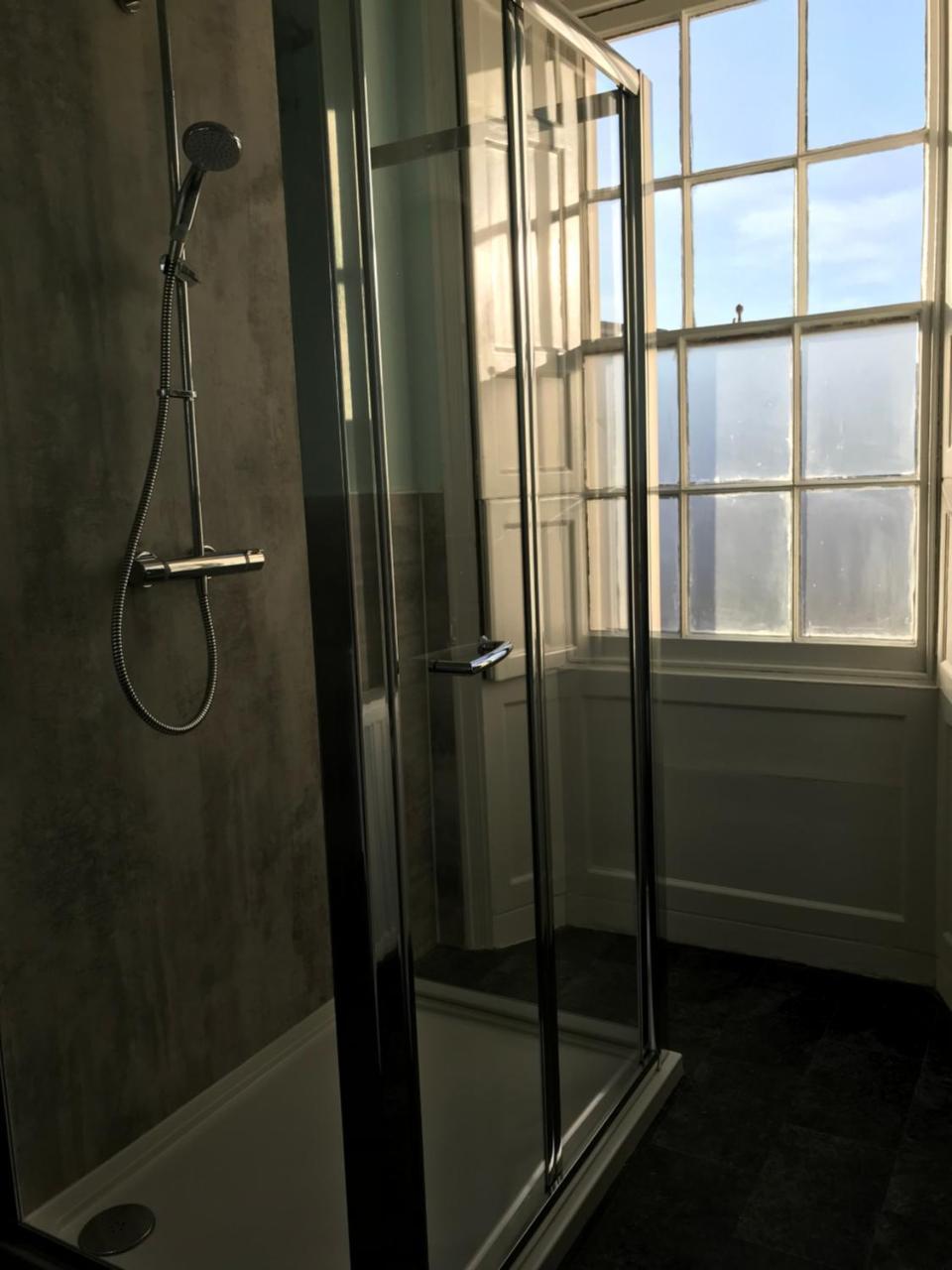 צ'לטנהם Regency Rooms Guesthouse מראה חיצוני תמונה